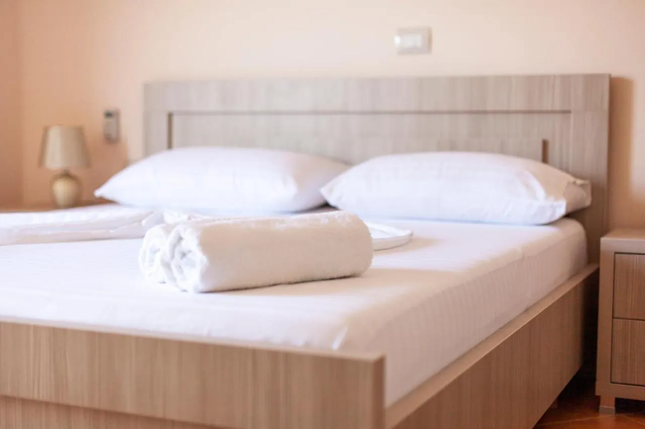Toni Retzo Rooms Himarë Hotel