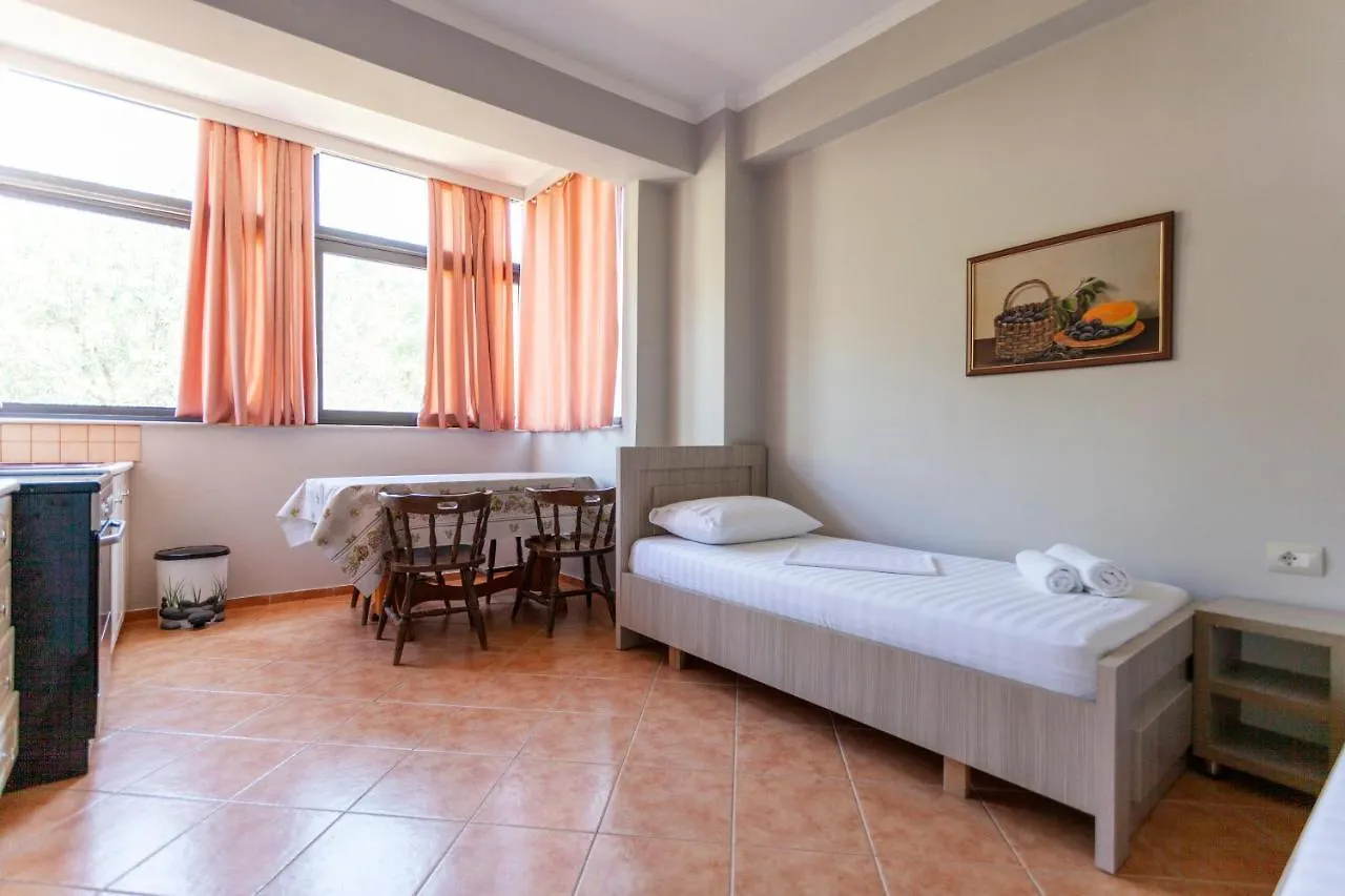 Toni Retzo Rooms Himare Hotel