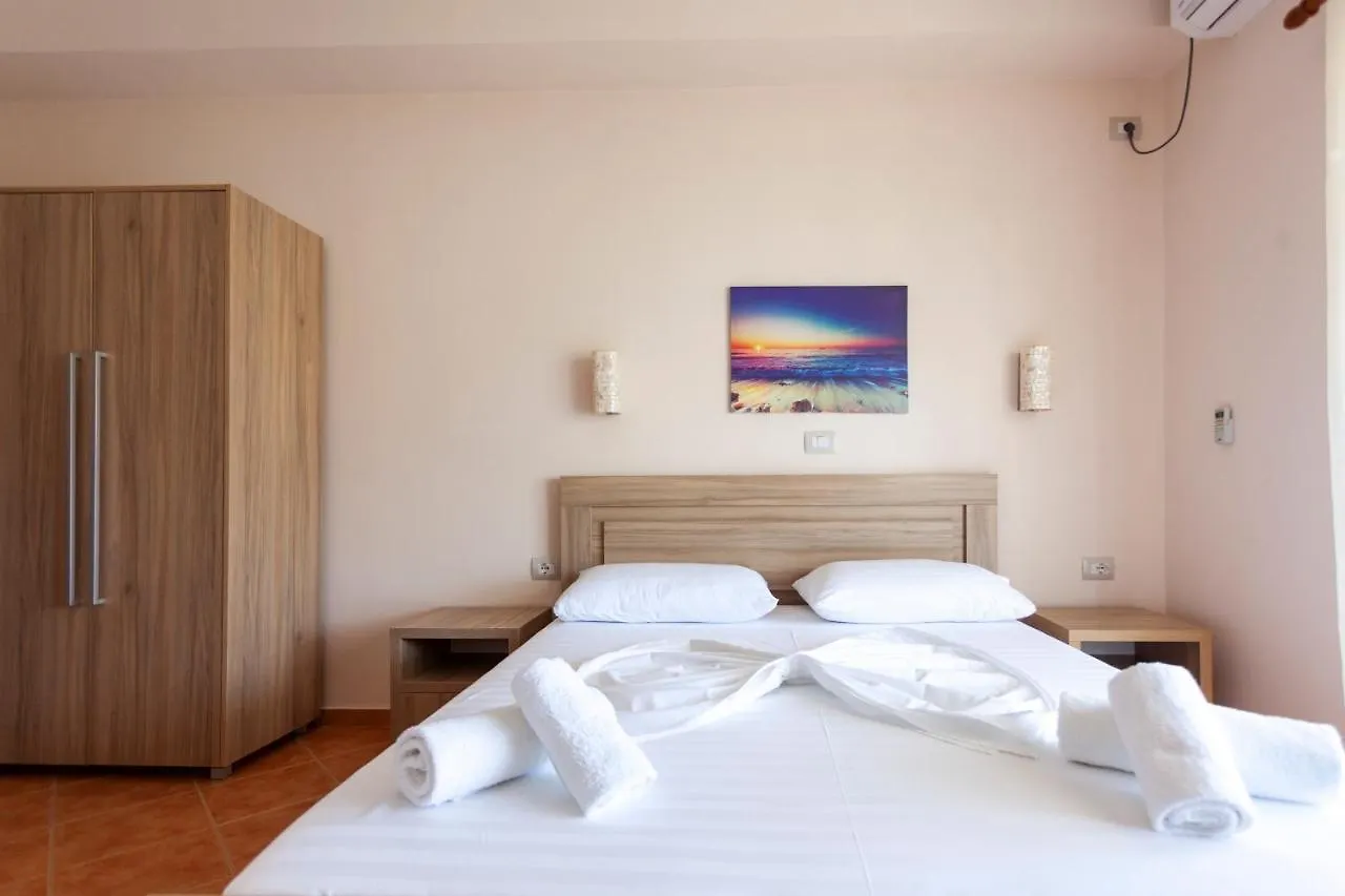 Toni Retzo Rooms Himare Hotel