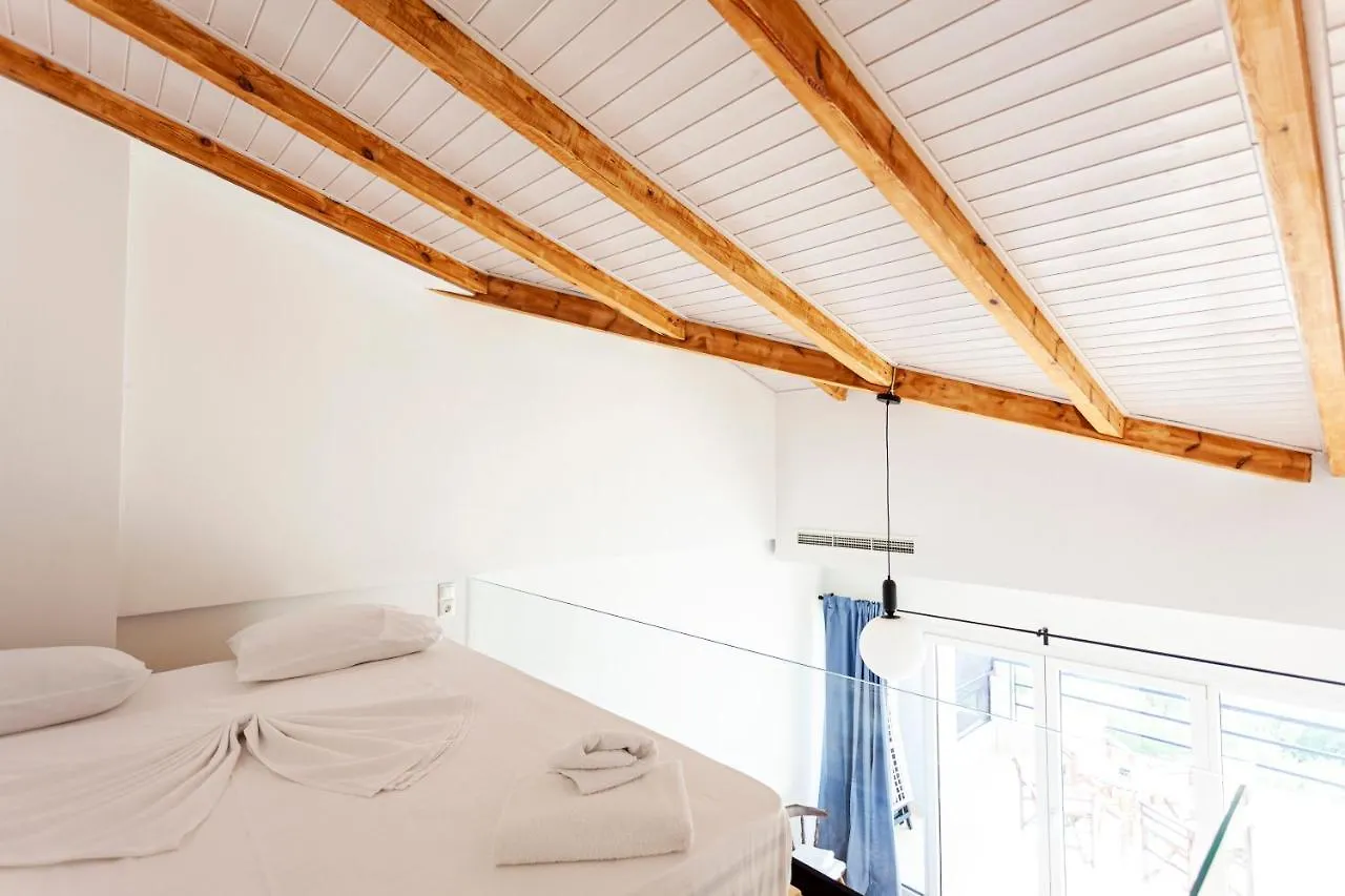 Toni Retzo Rooms Himare Albanië
