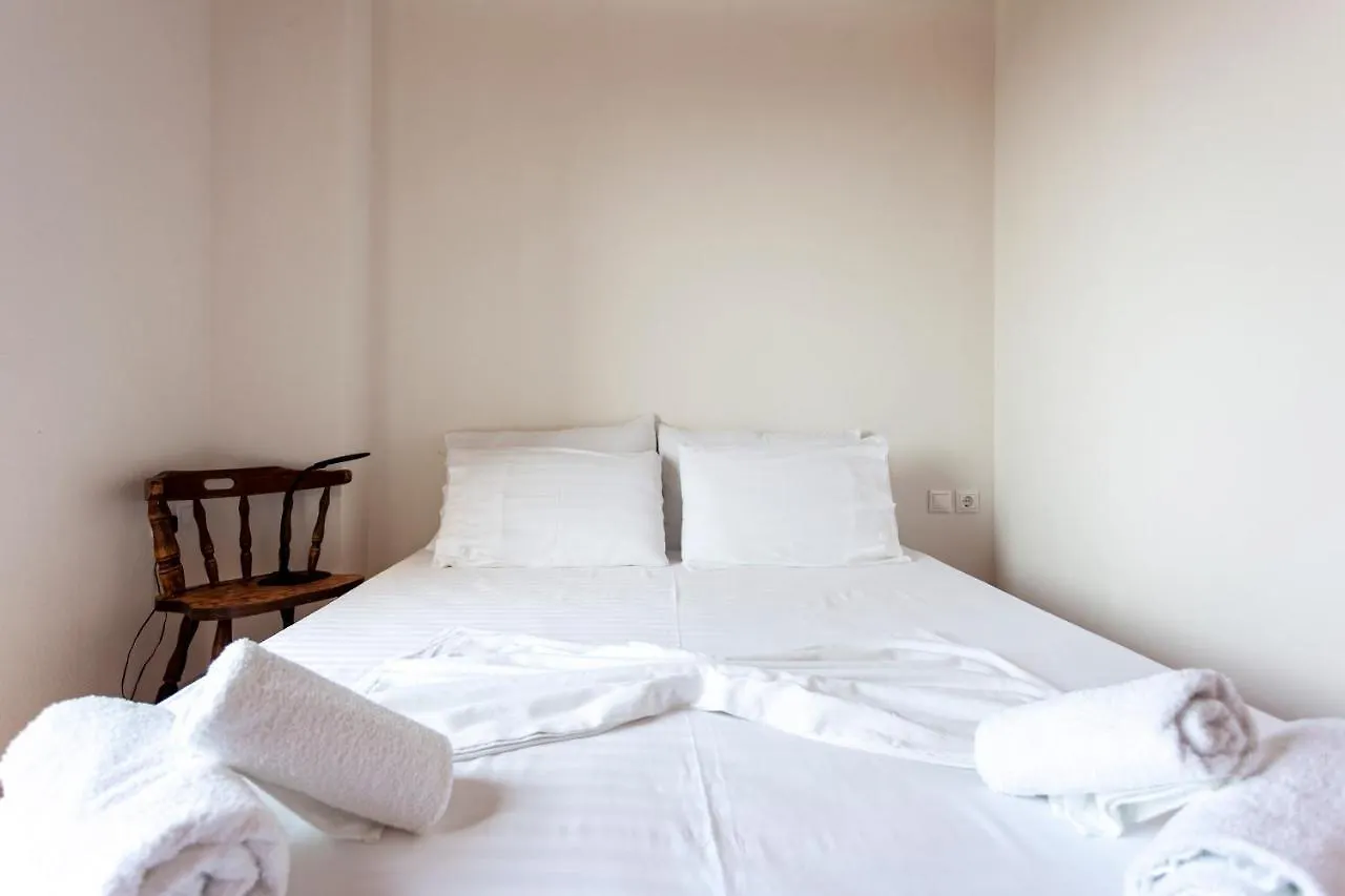 Toni Retzo Rooms Himare Albanië