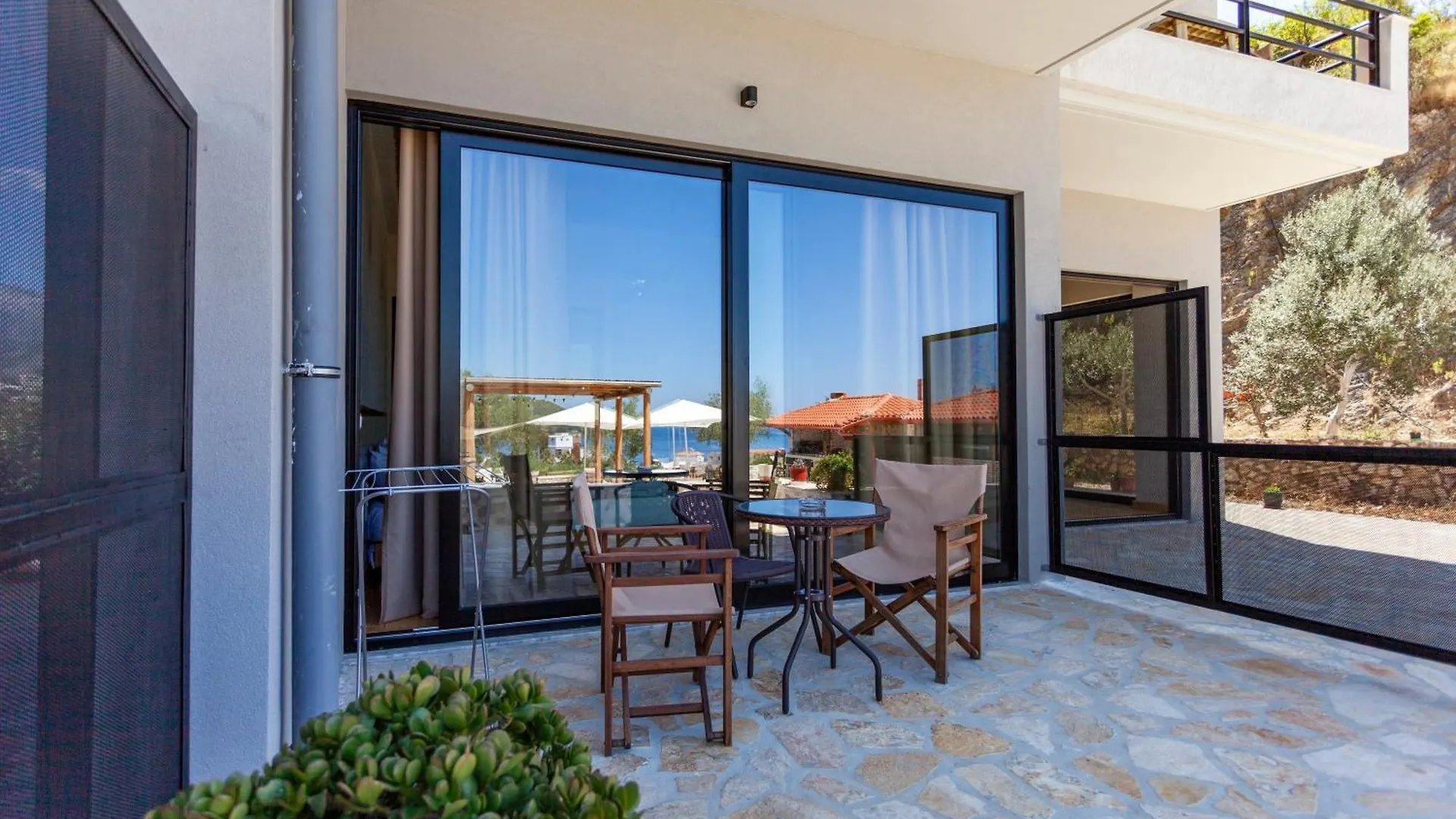 Toni Retzo Rooms Himare Albanië