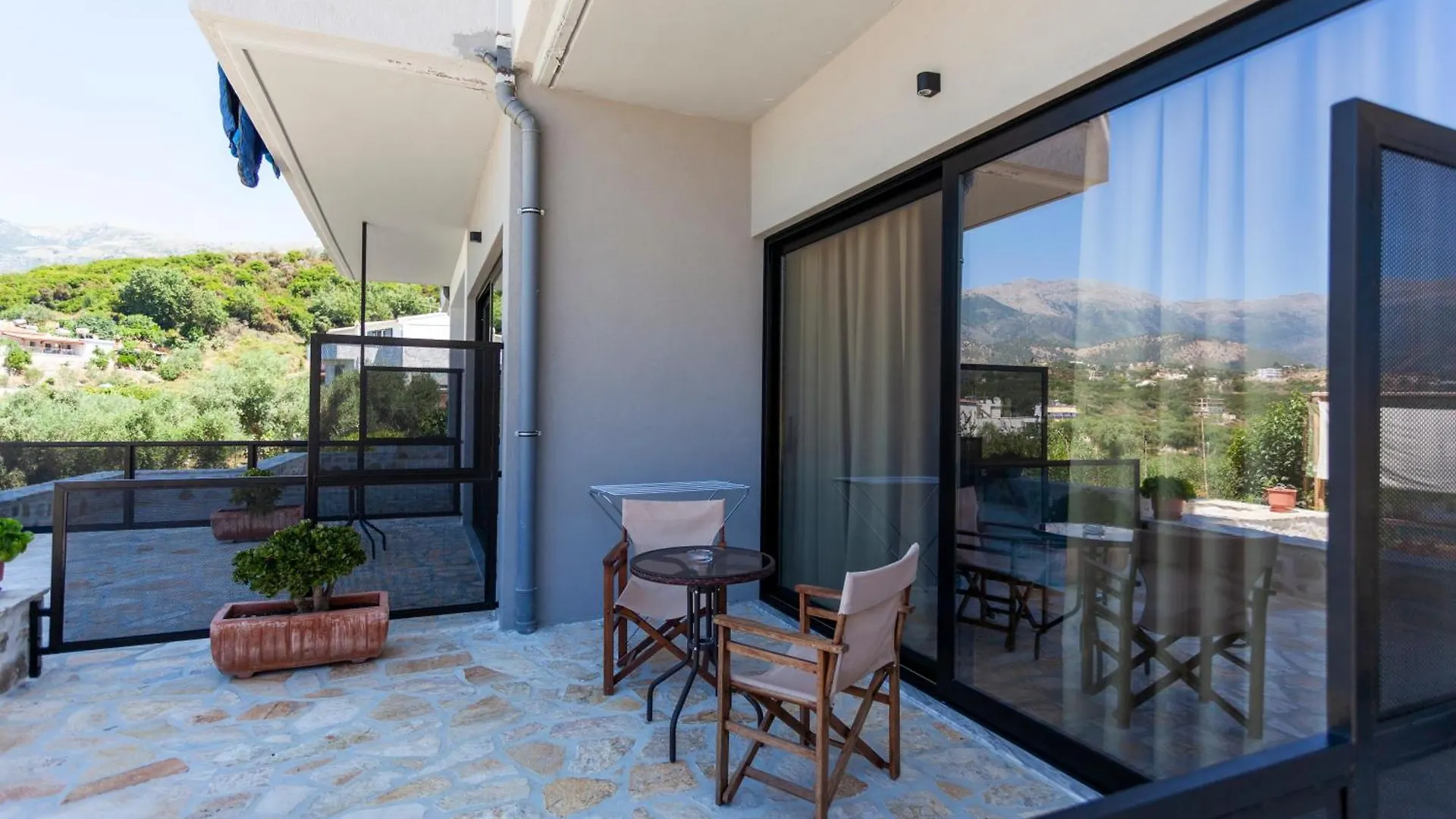Toni Retzo Rooms Himare